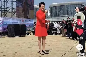 闫学晶现身革命老区商演，献唱《活出个样》，因演出费引发争议图片