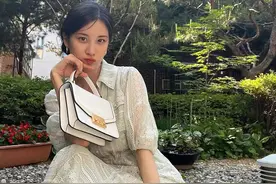 少女时代忙内徐贤近照，浅色连衣裙彰显女神气质，清新的视觉效果图片