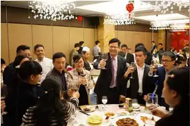 北京小伙公司开年会，抽中头等奖两瓶茅台，同事：这运气也太好了图片