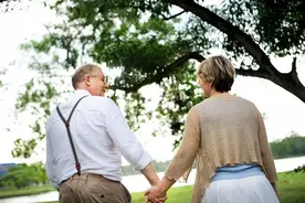 丈夫结扎后，二婚妻子怀孕，丈夫愤怒要离婚，不久他抱着妻子痛哭图片