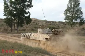 单兵单装轮番上阵，这场漫天尘土里的考核太燃了图片