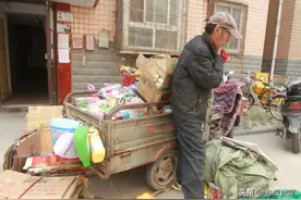 河南大爷在北京收废品，翻出20个50年代茅台酒瓶，鉴定后喜极而泣图片