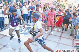 当各国舞者来到新疆国际大巴扎……街头热舞，瞬间全场沸腾图片