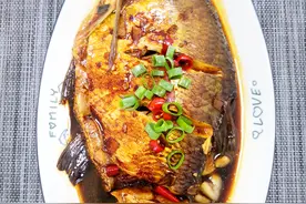 每次炖鱼我都不放料酒，试试这样做，鲜嫩不腥还能溶出更多营养素图片