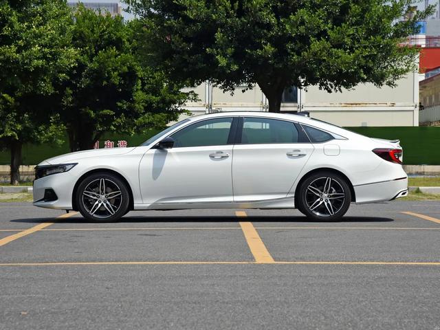 年轻人的B级家轿，颜值与实力兼备，油耗不高，带你看本田雅阁