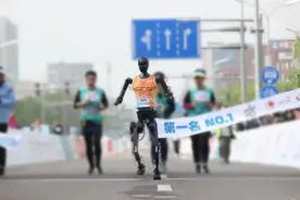 它还在进化！全球首个人形机器人半马冠军“天工”解密图片