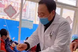 安徽一小孩打针不停哭闹，医生一个操作把全场逗乐：我也要这待遇图片