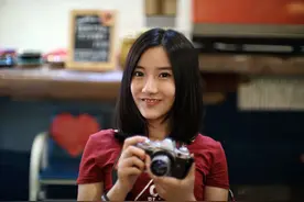 清华大学新晋校花火了，高考“双料第一”，跟“奶茶妹妹”有一拼图片