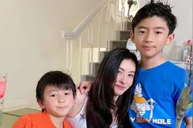 谢贤感谢张柏芝，经常带两个孙子去看他，每一次都泪流满面图片