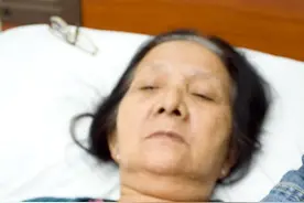 儿媳照顾瘫痪的婆婆7年，婆婆临终前留下一条脏毛巾，儿媳哭了图片