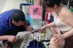 这位空调师傅修了三个多小时了，破空调还没修好，到底是为什么？图片