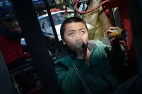 7岁少年锁在笼中被围观，男人麻木地作出解释：这是我儿子图片