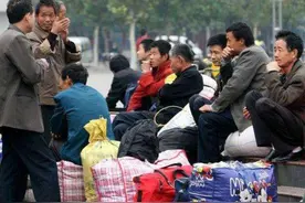扛2.5吨水泥上6楼收费800元，这个价格合理吗？农民工的太扎心图片