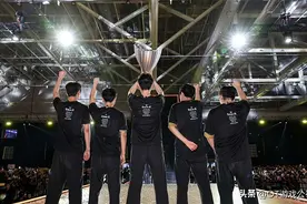 scout决赛观战faker，2个细节让他破防，T1的第三局没看完离场图片