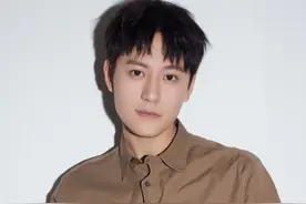 刚传复合就新剧官宣，秦俊杰被骂炒作，发怒回击：狗仔不是我找的图片