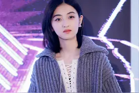 张子枫恋爱后放飞，转型秀性感，身穿过万高奢礼服，却惨变小短腿图片