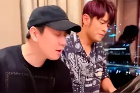 周杰伦新加坡演唱会莎疯了，唱到《不该》下场和歌迷互动，帅爆了图片