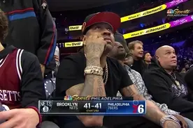 47岁艾弗森久违观战NBA，发福严重明显！膝下5子，长女身材傲人图片