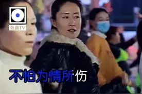 45岁刘敏涛现身跳广场舞，混在大妈里毫无违和感，皮肤白到发光图片
