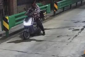 襄阳一外卖小哥送外卖送上了高速图片