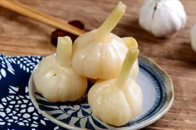 新蒜下来了，教你在家腌糖蒜，谨记1个窍门，糖蒜不辛辣更爽脆图片