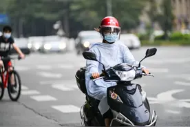 电动车不让用挡风被后，多地出现新的防寒方式，网友：都是精明人图片