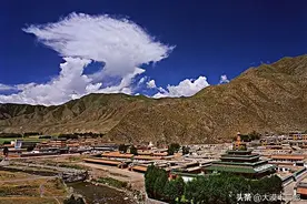 为什么藏族僧侣要裸着一臂图片