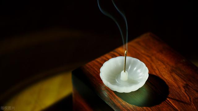 和田玉岫玉黄龙玉翡翠的区别，汉白玉和和田玉的区别