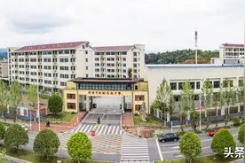 又到一年升学季，过来人奉劝新成立的学校看看就好，千万不要选！图片