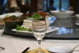 酒局上，看到拿吸管的人要注意，貌似不起眼，实则都是“老江湖”图片
