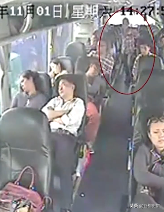 大巴车司机章双林，遇乘客露出诡异笑容，仅凭直觉感到危险要发生