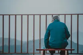 家里有个常年爱叹气的老母亲实在是太烦人了，把好运气都给叹没了图片