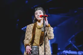 华晨宇被骂穷疯了！演唱会不让带零食，一小串烧烤就卖55块图片