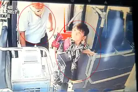 爷孙俩乘坐公交丢书包，郑州公交无缝衔接帮忙找回图片