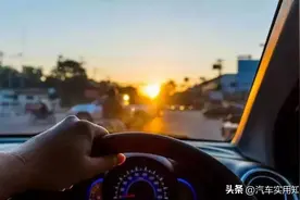 如果选不对太阳镜就开车，那几乎就等于盲驾图片