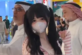 蔡萝莉去迪拜哈利法塔，内衣外穿、穿裙子走玻璃栈道，被嘲不自爱图片