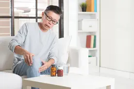 年龄越大，骨头越松？医生提醒：做好这三件事，骨头更坚固图片