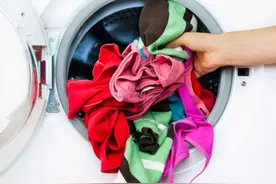 洗衣机要常“清洗”，把污水盒打开，脏水自动往外流图片