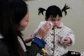 妈妈教失明女儿用木棍走路，被反问：每个人都用棍子吗？妈妈哭了图片