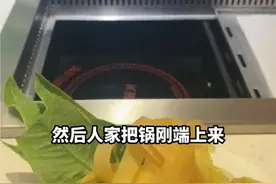 11月11日，陕西西安。女子一个人吃自助火锅，取菜被收走锅底。“当时就想找个男朋友。”图片