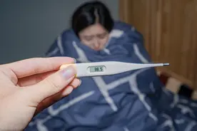 体内有“艾滋”的人，从感染到死亡会经历3个阶段，看完真的痛心图片