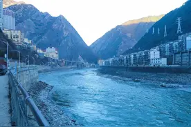 仅5万人的四川县城，道路狭窄到没有人行道，没有铁路和高速公路图片