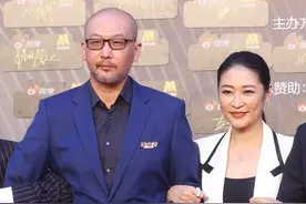 就怕小三太努力！55岁管虎被90后女演员狂追！喊话原配梁静放手图片