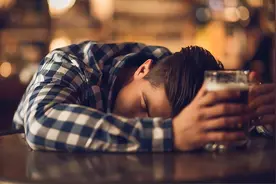 醉酒后发生了什么事？你还记得吗？下面这2种行为，让你醒后后悔图片