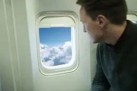 收起小桌板、打开遮光板......坐飞机为啥这么多“奇怪”的规定？图片