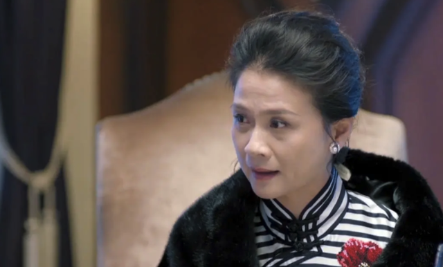 “玉兔精”演大妈，跟年轻小伙抢篮球场，广场舞比赛穿奥特曼战服