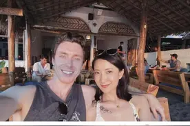 陈赫前妻许婧海外过春节，罕见晒和现男友亲密合照，肌肉线条流畅图片