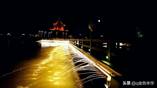 黄州遗爱湖畔夜未央，华灯织锦映湖光