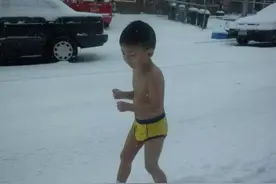 鹰爸逼3岁儿子雪地裸跑9年后，又现博士虎爸，拔苗助长何时休？图片