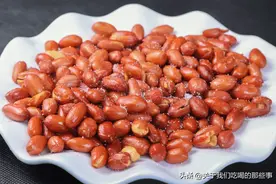 做油炸花生米一定不能先放油，下锅前多做一步，香酥又漂亮图片